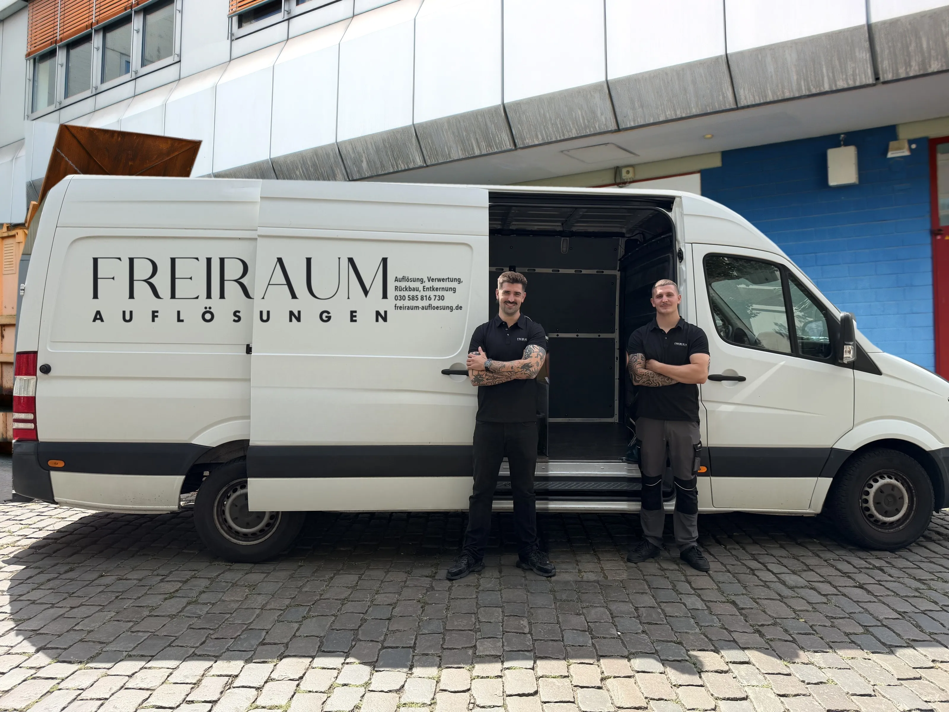 Julian und Lukas Hecht, Geschäftsführer, vor dem Freiraum-Sprinter in Berlin