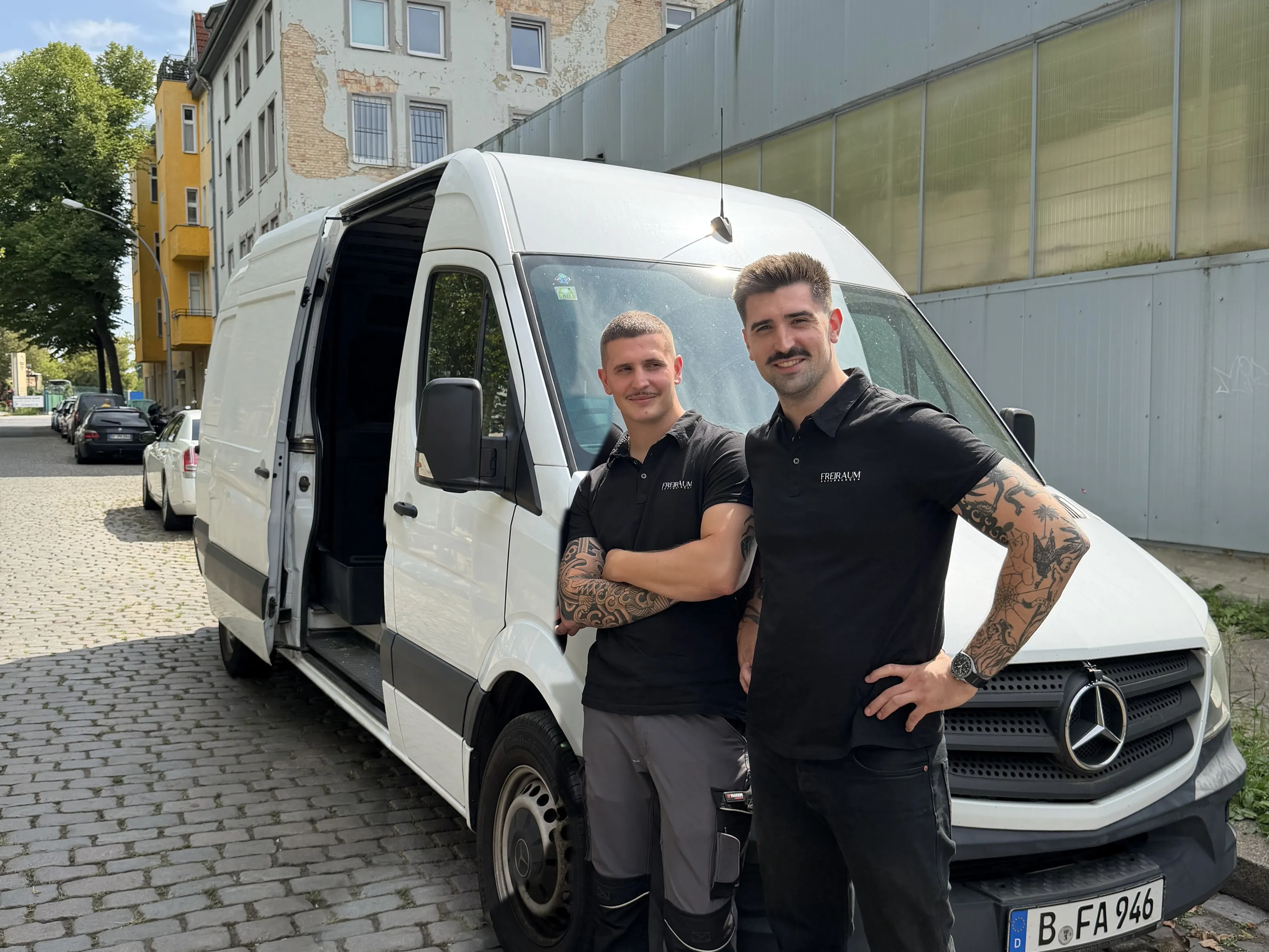 Julian und Lukas Hecht, Geschäftsführer, vor dem Freiraum-Sprinter in Berlin