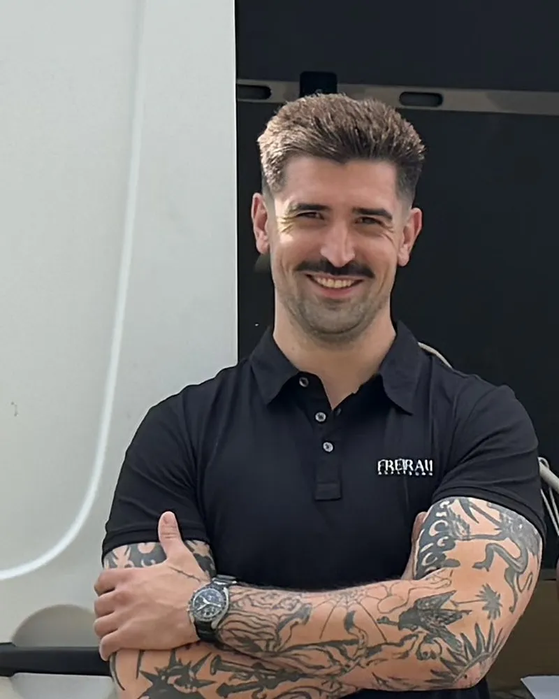 Julian Hecht vor dem Firmentransporter