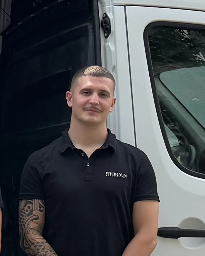 Lukas Hecht vor dem Firmentransporter