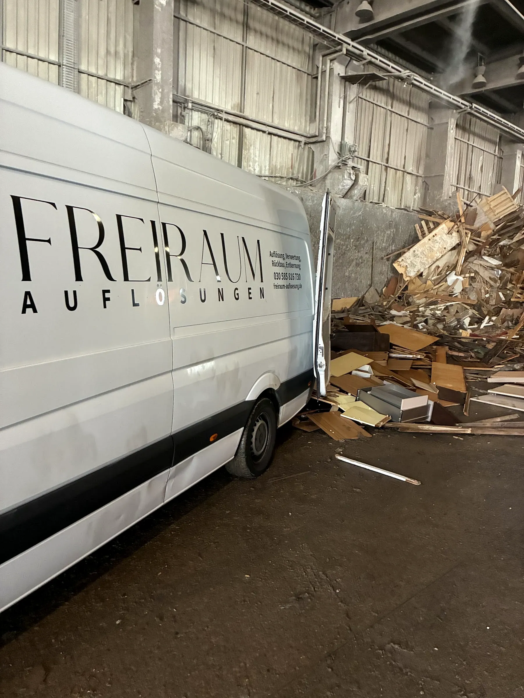 Freiraum-Sprinter beim Abladen von Altholz in einer Entsorgungshalle