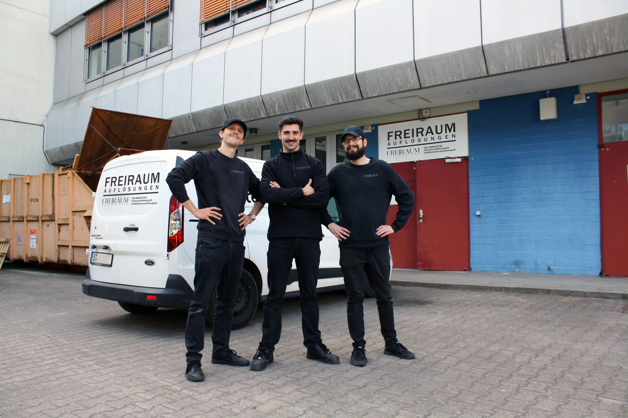 Freiraum-Auflösungen Team vor dem Firmentransporter am Standort in Berlin-Zehlendorf